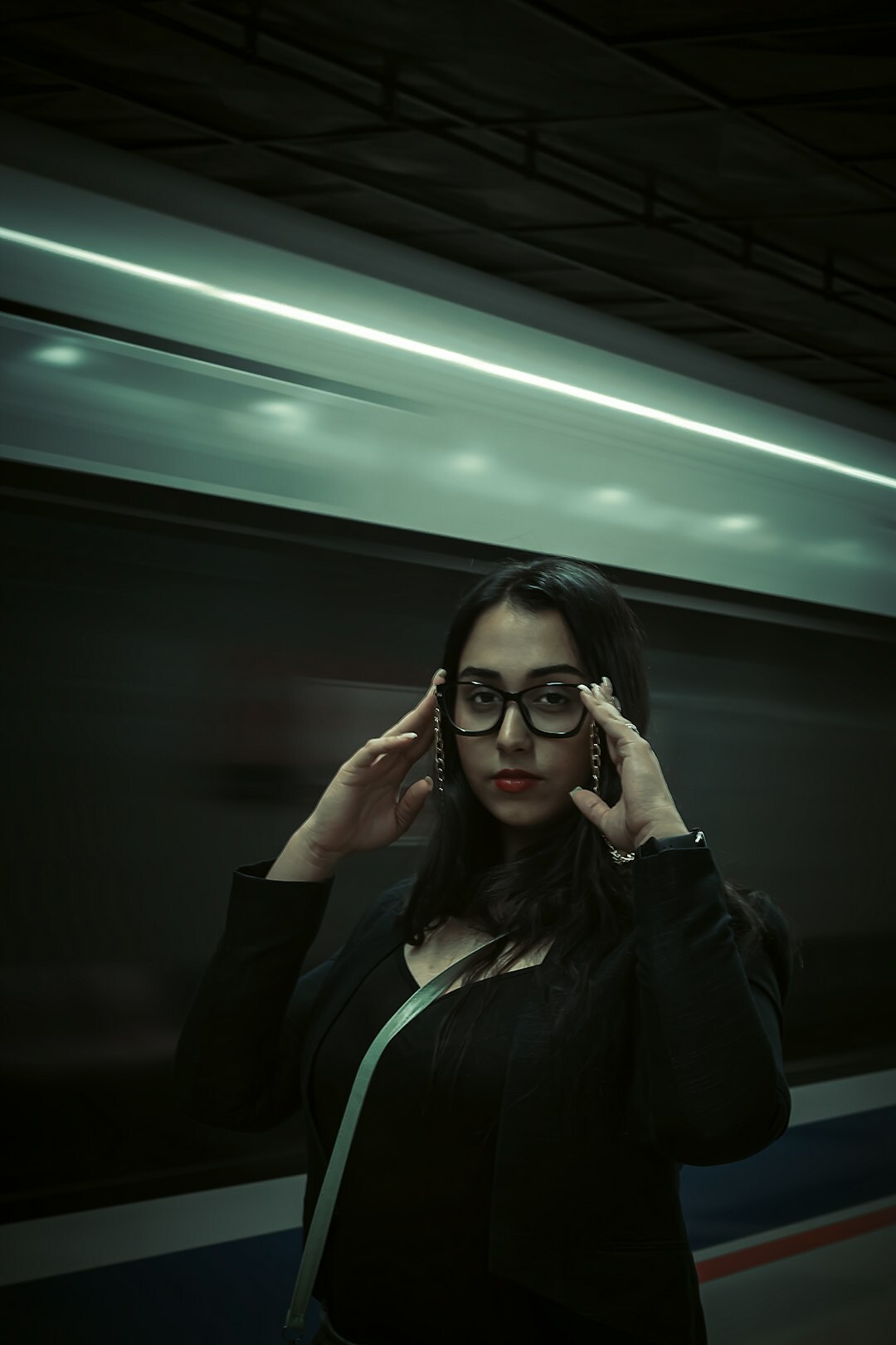 Studio portrait of a Turkish-German woman in her 30s, data analyst
